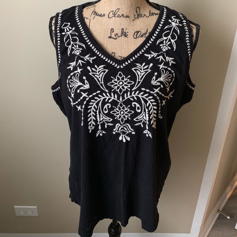 ✨Beautiful embroidered tank top!✨